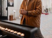 Верующий молится в храме