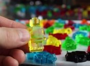 Как сделать желейные конфеты Лего: видеорецепт