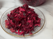 Буряковий салат з квасолею та огірками