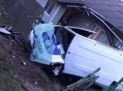 На Прикарпатье полицейский микроавтобус врезался в жилой дом (фото)