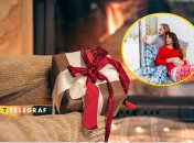 Пара смотрит на снег за окном