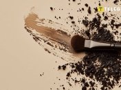 Вивести плями від косметики непросто, але можливо (зображення створено за допомогою ШІ)