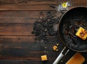 Очистить пригоревшую пищу со сковороды проще, чем вы думаете (изображение создано с помощью ИИ)
