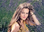 Обладательницам овальной формы лица подходят почти любые прически