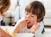 Чем опасны чипсы для детей?