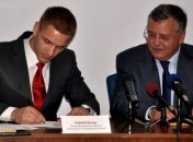 У Гриценка заявляют, что сегодня на Житомирщине пять раз нападали на его агитпалатки