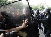 Радикалы вышли на марш против Макрона: в Париже били витрины