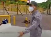 В Эквадоре грабитель с пистолетом обчистил журналистов в прямом эфире (видео)