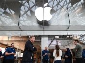 Apple закриває магазини за межами Китаю