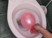 Для чистки унитаза используем воздушный шарик