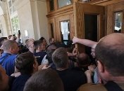 В мэрию Львова ворвались неизвестные, произошла драка