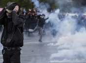 Полиция Парижа применила слезоточивый газ против сотен протестующих