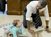 Фото дня: Обама на коленях играется с малышом