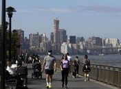 Коронакриза: США призупиняють видачу робочих віз