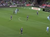 В Австралии футболист в окружении птиц забил сказочный гол (видео)