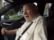 Внук прокатил своего 97-летнего дедушку в Tesla (Видео)
