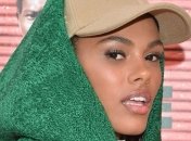 Спокуслива Тіна Кунакі показала відверте декольте