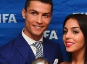 Девушка Роналду показала семейный снимок в бассейне