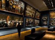 В голландских музеях запретили пользоваться палками для селфи