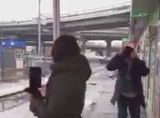 В Киеве мужчина напал на журналистку, снимавшую сюжет про гололед (видео)