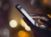 Телефон позволяет остаться на связи или может быть просто фонарем.