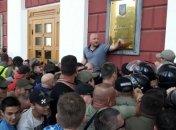 Пожар в детском лагере: Одесскую мэрию штурмуют активисты и родители