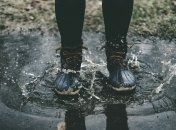 Окрім спеціального водонепроникного взуття існує кілька варіантів не намочити ноги