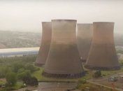 Рухнули за несколько секунд: в Британии снесли 117-метровые градирни старой ТЭЦ (видео)