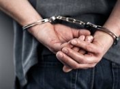 В Киеве мужчину заковали в наручники за царапину на машине