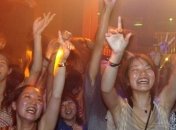 Kак подойти к одинокой девушке в клубе