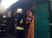 В Днепре спасатели потушили пожар в боксах (Фото)