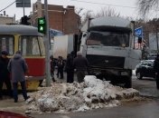 Отказали тормоза: в центре Днепра грузовик протаранил трамвай 