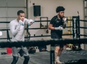 Непобедимый боксер с одного удара вырубил соперника (видео)