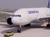 Электромобиль MINI протянул самолет Boeing по взлетной полосе (Видео)