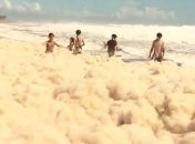 Необычная пенная вечеринка: Австралию потрясло необычное погодное явление (видео)