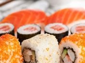 Диетологи рассказали, в чем польза и вред суши