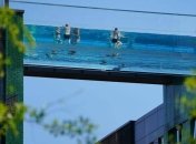 Плавають в "небесах" за $1,5 млрд: у Лондоні відкрили перший у світі скай-пул (фото)