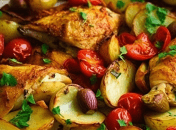 Куриные ножки карри с молодым картофелем и овощами