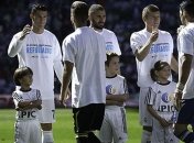 Роналду вышел на матч с известным мальчиком-беженцем