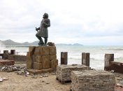 Без кафе та музикантів: у Криму знесли одне з найпопулярніших туристичних місць (відео)