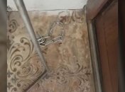 На Прикарпатье мать приковала двух детей цепью и ушла из дома