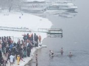 Дипломаты посольства США нырнули в Днепр по случаю Крещения Господнего