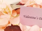 Азаров шлет свои поздравления всем влюбленным