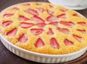 Пишний полуничний пиріг на кефірі