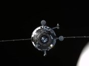 Корабль "Прогресс" продолжает вращение вокруг своей оси
