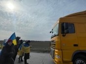 Люди закрывают фурам проезд