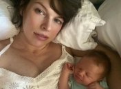 Милла Йовович показала кормление новорожденной дочки (Фото)