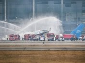 Самолет развалился на две части