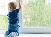 Под Одессой двое детей выпали из окна больницы