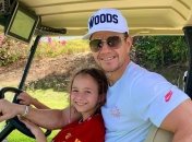 Голливудский карантин: звезда "Трансформеров" играет с дочерью в салон красоты (Видео)